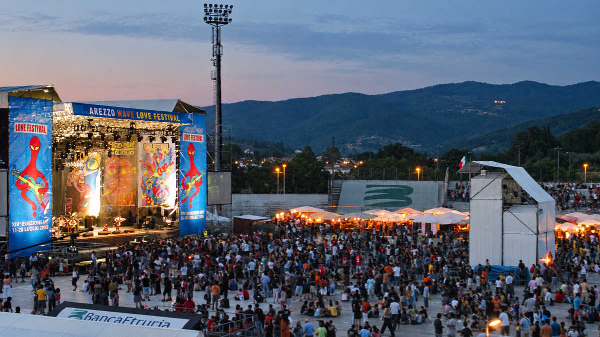 arezzo-wave-love-festival-storica Arezzo Wave Love Festival con pubblico e panorama colline di Arezzo