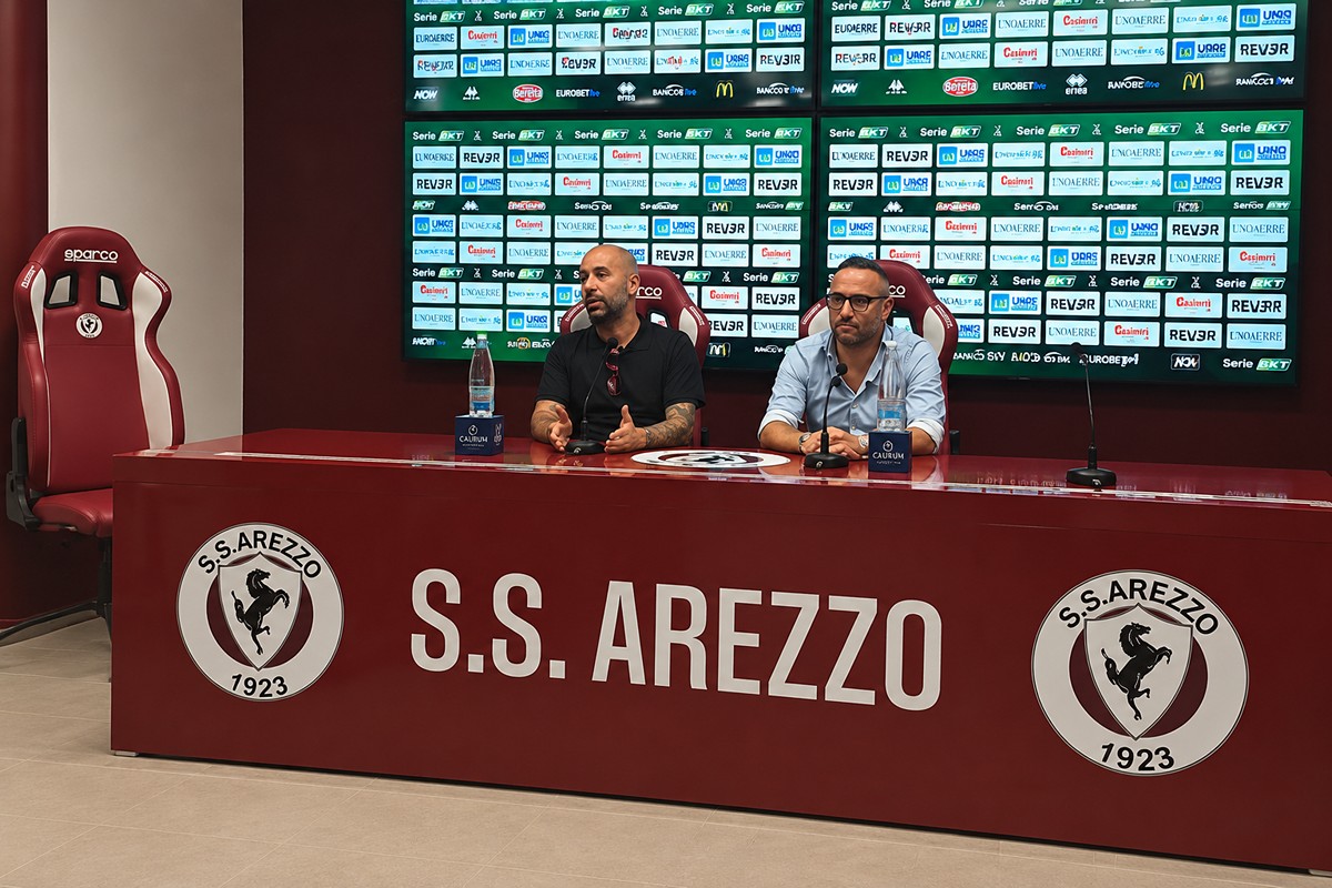 Cutolo e Bucchi seduti al tavolo della conferenza stampa dell’S.S. Arezzo