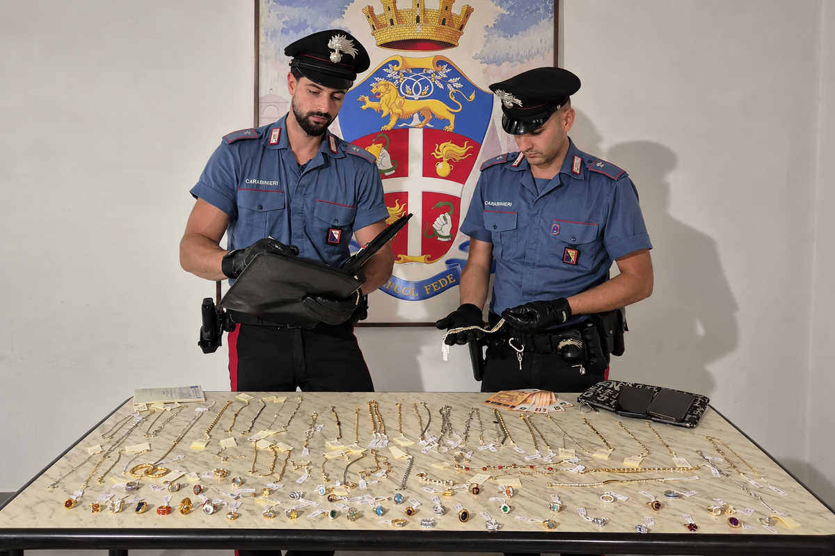 Carabinieri con i monili in oro sequestrati durante il controllo a Sansepolcro