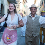 Una giovane figurante e un uomo in costume alla Festa dell’Uva di Subbiano 2026