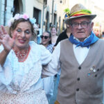 Coppia in abiti tradizionali saluta durante la Festa dell’Uva di Subbiano 2026