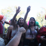 Partecipanti in festa durante il corteo della Festa dell’Uva di Subbiano 2026
