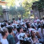 La folla nella schiuma alla Festa dell’Uva di Subbiano 2026