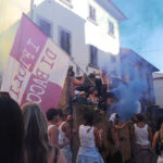 Fumo e bandiere lungo il corteo della Festa dell’Uva di Subbiano 2026