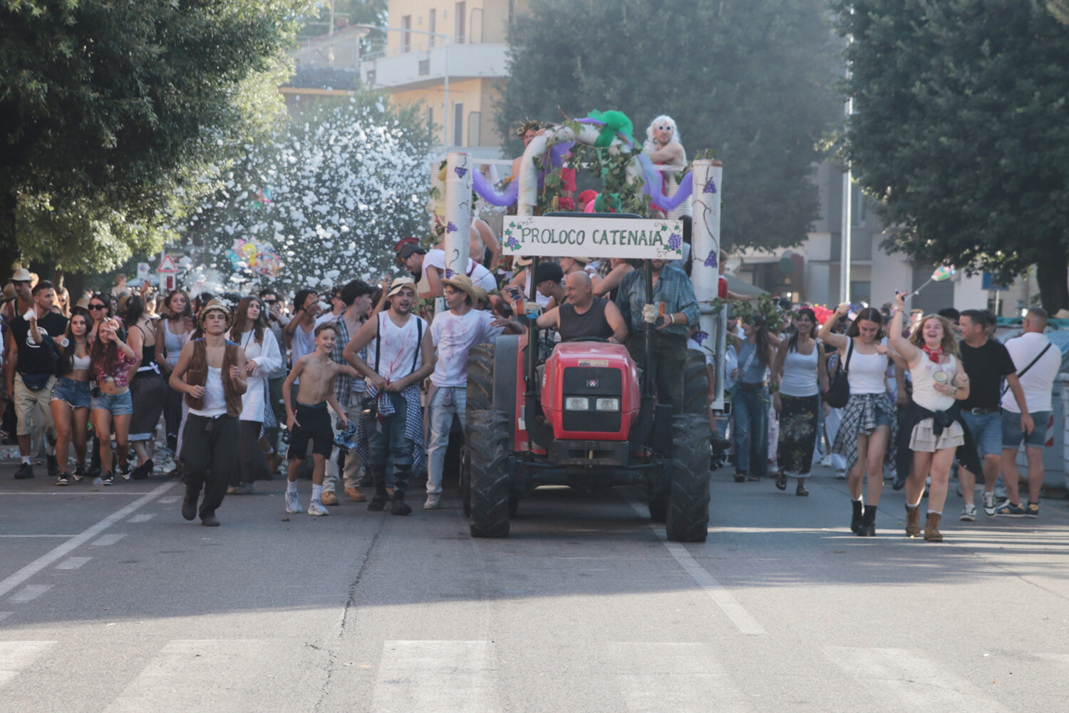Il carro della Pro Loco Catenaia sfila alla Festa dell’Uva di Subbiano 2026
