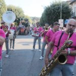 Musicisti in rosa sfilano alla Festa dell’Uva di Subbiano 2026