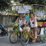 Figuranti in bicicletta durante la Festa dell’Uva di Subbiano 2026