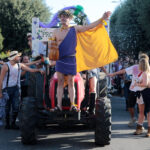 Carro della Pro Loco Catenaia circondato dalla folla alla Festa dell’Uva 2026