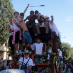 Giovane figurante balla durante la Festa dell’Uva di Subbiano 2026