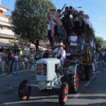 Partecipanti su un carro allegorico alla Festa dell’Uva di Subbiano 2026