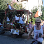 Ragazzi su un carro decorato alla Festa dell’Uva di Subbiano 2026