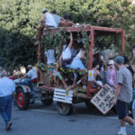 Carro allegorico in movimento alla Festa dell’Uva di Subbiano 2026