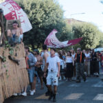 Carro con bandiere durante la Festa dell’Uva di Subbiano 2026