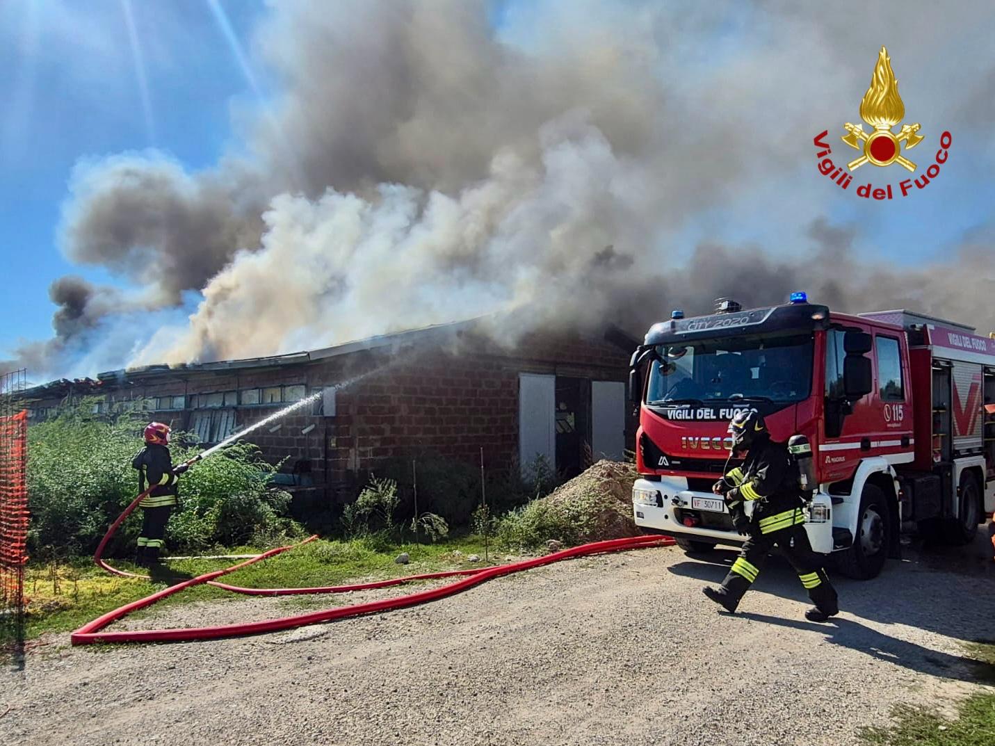 Vigili del fuoco durante l’incendio in un allevamento di pollame in località Landrucci a Cortona