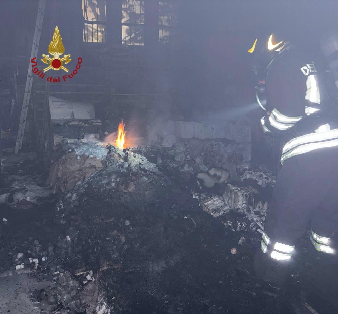 igile del fuoco durante l’intervento per l’incendio in un magazzino a Rigutino