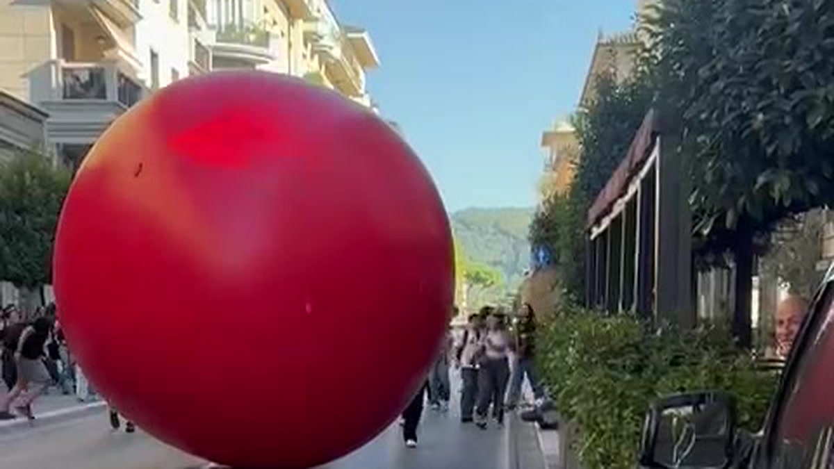 lets-play-ball-arezzo Let’s Play Ball ad Arezzo con la grande palla rossa durante le riprese in città