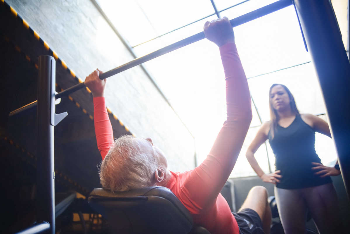 Persona adulta impegnata in esercizi per mantenere forza e massa muscolare