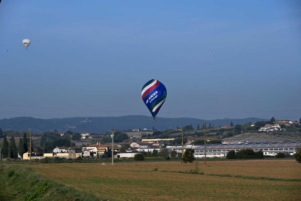 Mongolfiere in volo sulla Valdichiana durante il Campionato Italiano 2026 a Castiglion Fiorentino