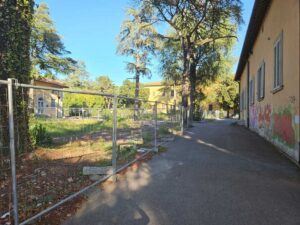 Recinzioni e spazi interni del Colle del Pionta tra edifici e vegetazione