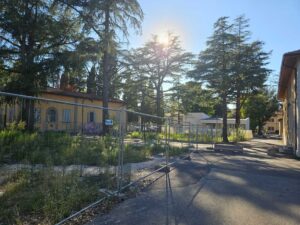 Area recintata al Pionta con la sede dei servizi territoriali sullo sfondo