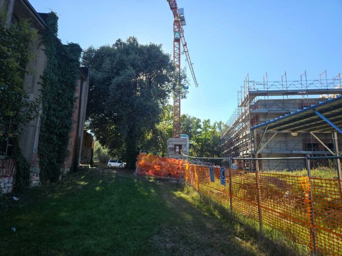 Cantiere al Colle del Pionta tra un edificio esistente e la nuova struttura in costruzione