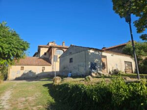 Edifici storici e area verde all'interno del Colle del Pionta ad Arezzo