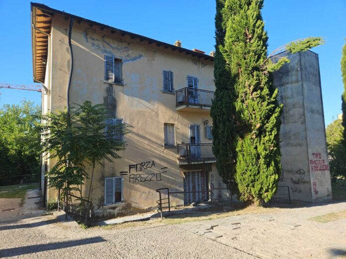 Edificio esistente al Colle del Pionta con facciata segnata dal tempo e graffiti