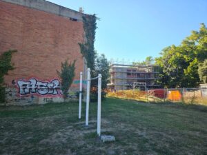 Edificio esistente e nuovo cantiere nell'area del Colle del Pionta