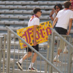 Giovani quartieristi con uno striscione durante le prove in Piazza Grande