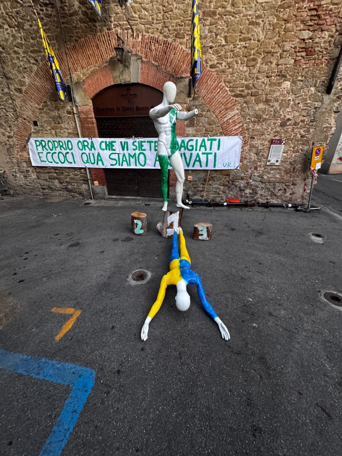 Scenetta di sfottò attribuita ai quartieristi di Porta Sant'Andrea davanti alla sede di Porta Santo Spirito dopo la Giostra 2026