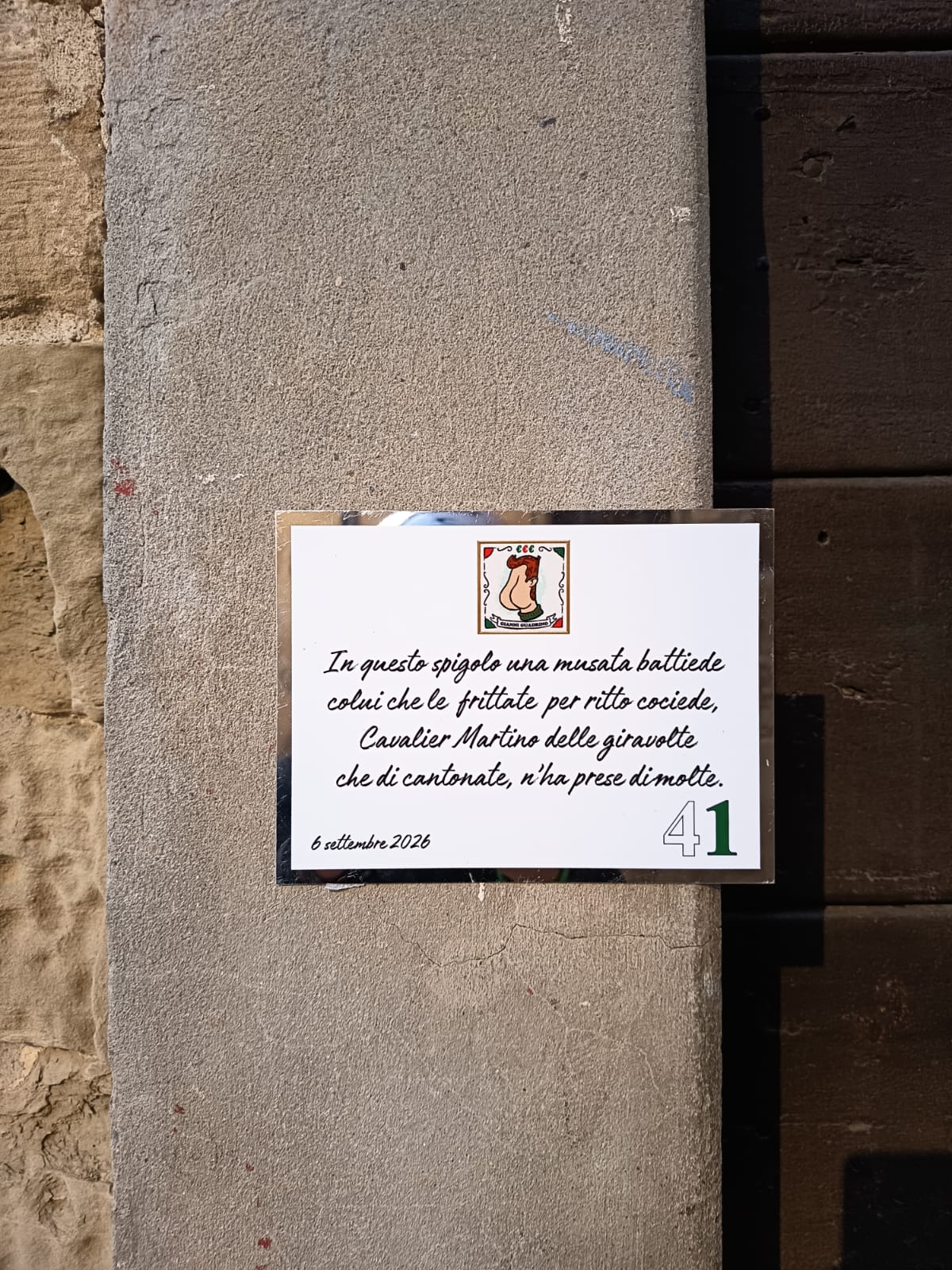 Targa ironica affissa in Borgunto contro Martino Gianni dopo la vittoria di Porta Sant'Andrea alla Giostra 2026
