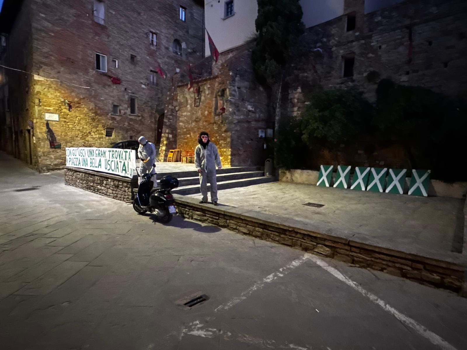 Striscione di sfottò attribuito ai quartieristi di Porta Sant'Andrea apparso a Porta Crucifera dopo la Giostra del Saracino 2026