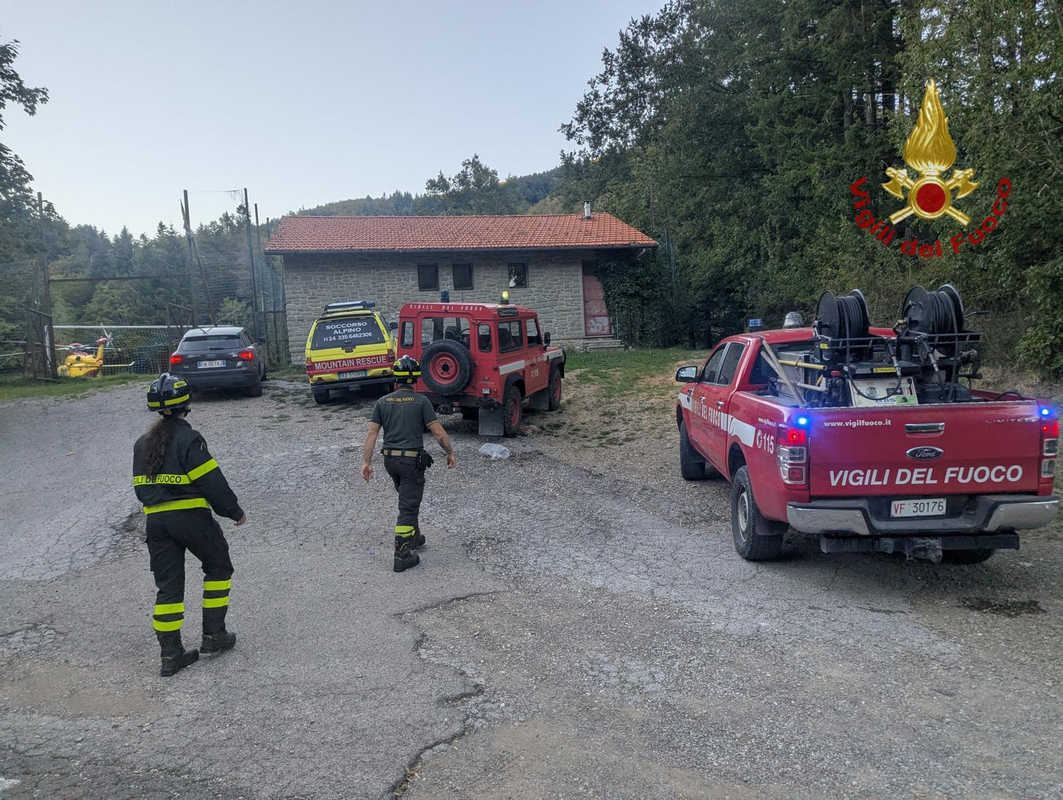 soccorso-badia-prataglia-poppi-vigili-fuoco. Vigili del Fuoco e soccorritori durante l’intervento a Badia Prataglia nel comune di Poppi