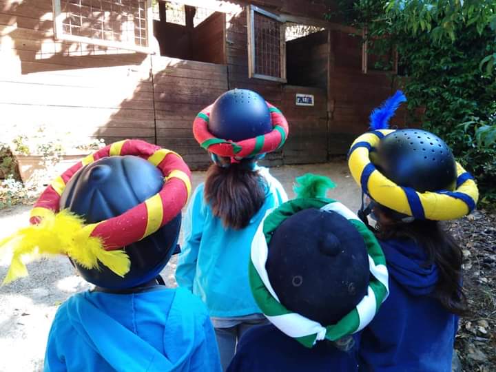 Caschi con i colori dei Quartieri della Giostra del Saracino indossati dai giovani partecipanti