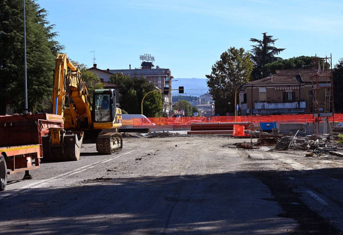 01-arezzo-rotonda-via-fiorentina-escavatore-cantiere Escavatore al lavoro nel cantiere della nuova rotonda di via Fiorentina ad Arezzo