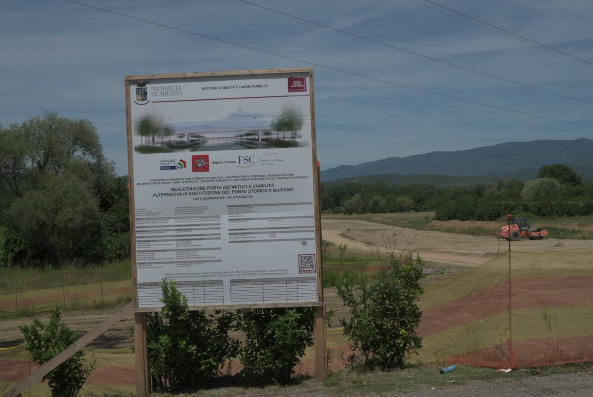 Cartello informativo del cantiere del nuovo Ponte Buriano.