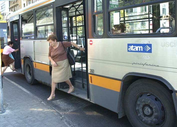 Passeggera in discesa da autobus ATAM