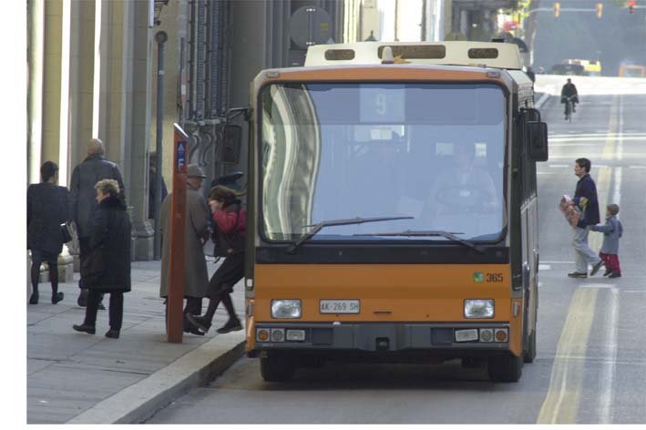 Autobus ATAM a una fermata cittadina