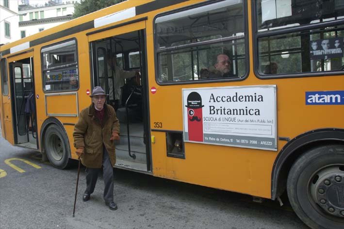 Anziano scende da autobus ATAM