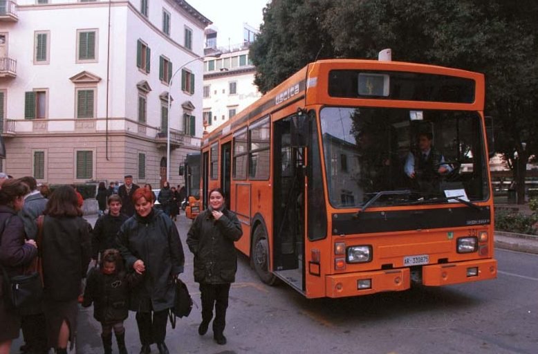 Autobus e passeggeri a una fermata aretina