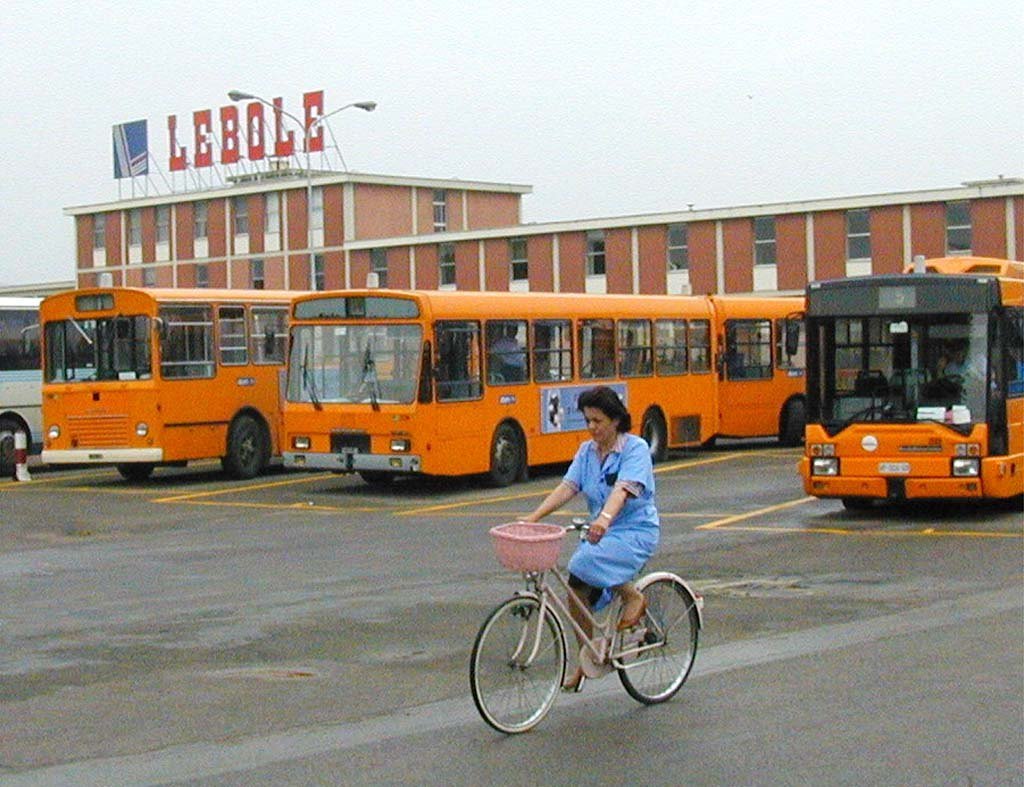 Autobus ATAM davanti alle Lebole