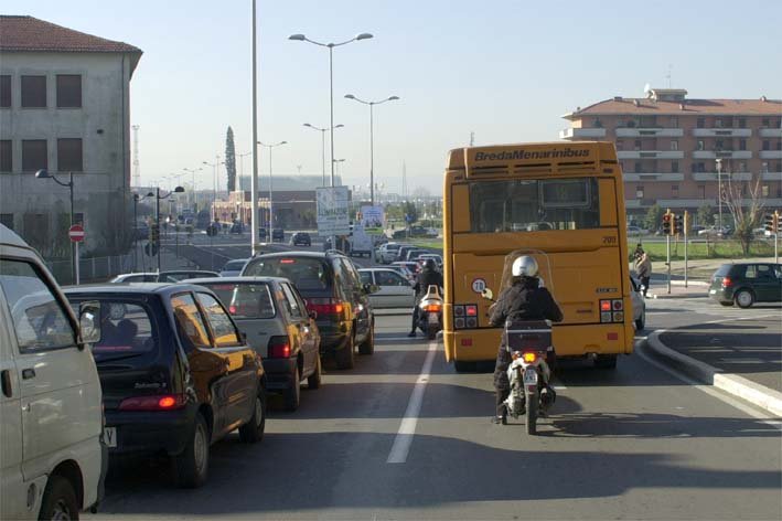 Autobus nel traffico cittadino di Arezzo