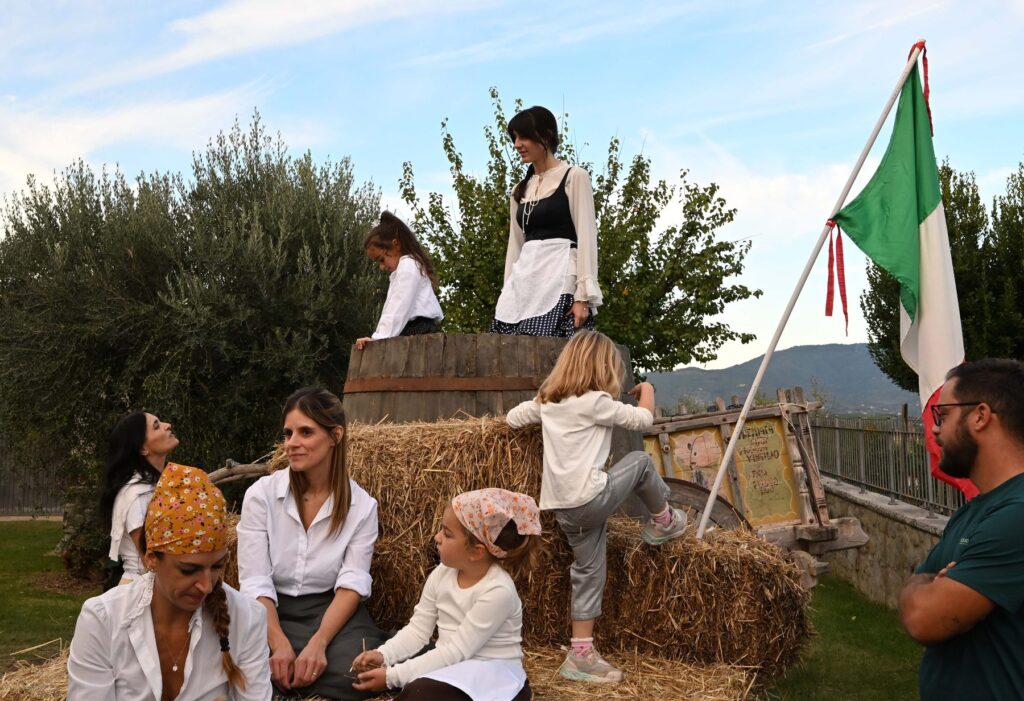 Figuranti sul carro alla Mostra del Carro Agricolo di Fratticciola 2026