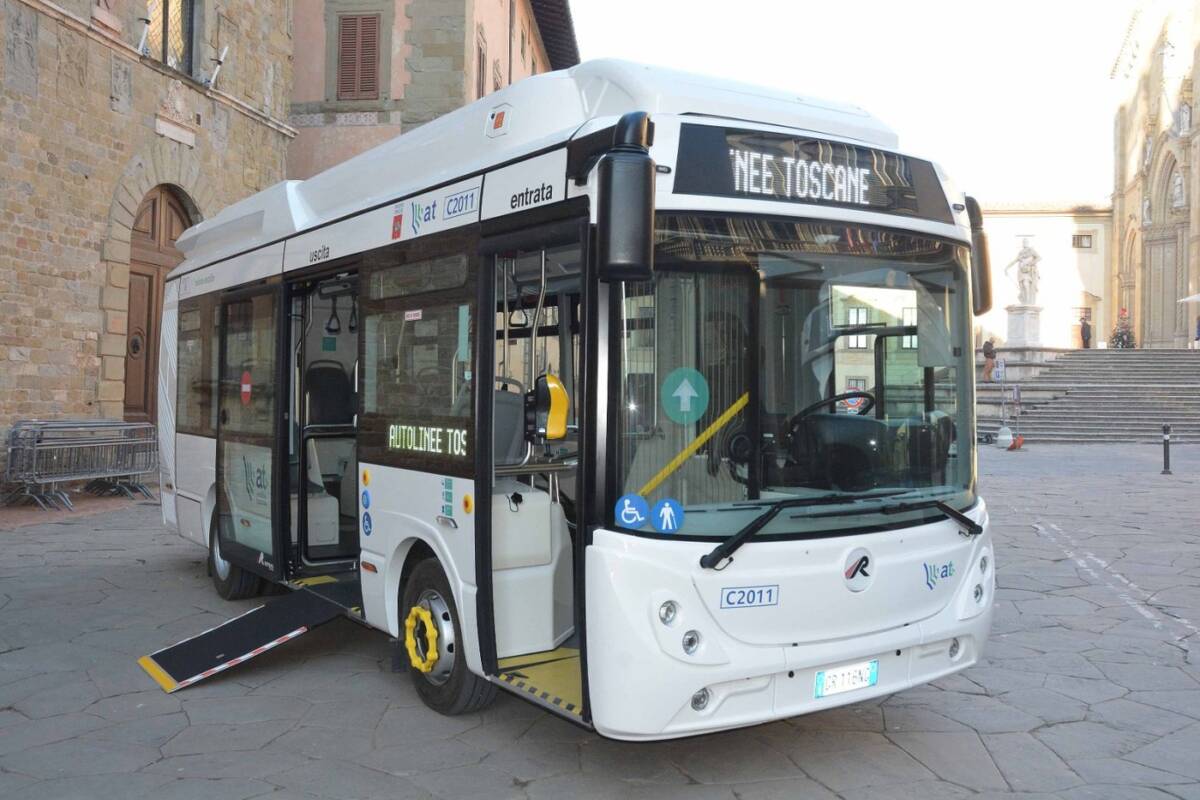 Autobus elettrico Autolinee Toscane in Piazza Grande