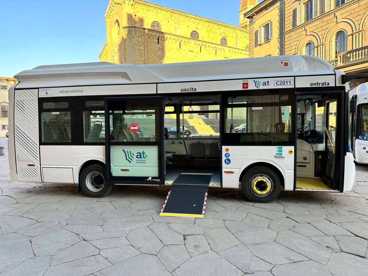 Pedana accessibile di autobus elettrico di Autolinee Toscane