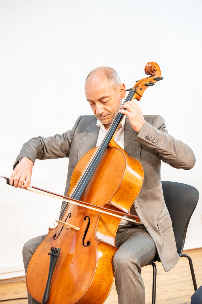 Un violoncellista si esibisce durante la presentazione alla Fondazione Guido d’Arezzo