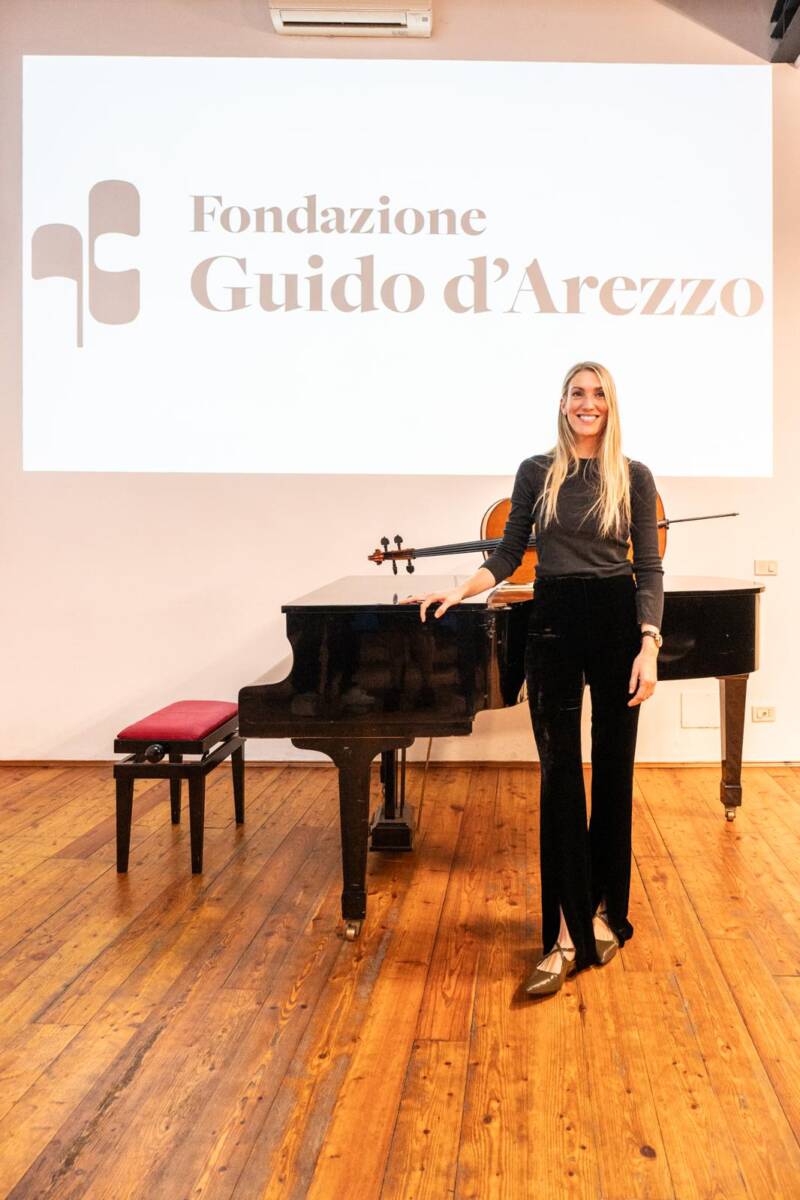 Natalie Dentini nella sede della Fondazione Guido d’Arezzo accanto al pianoforte