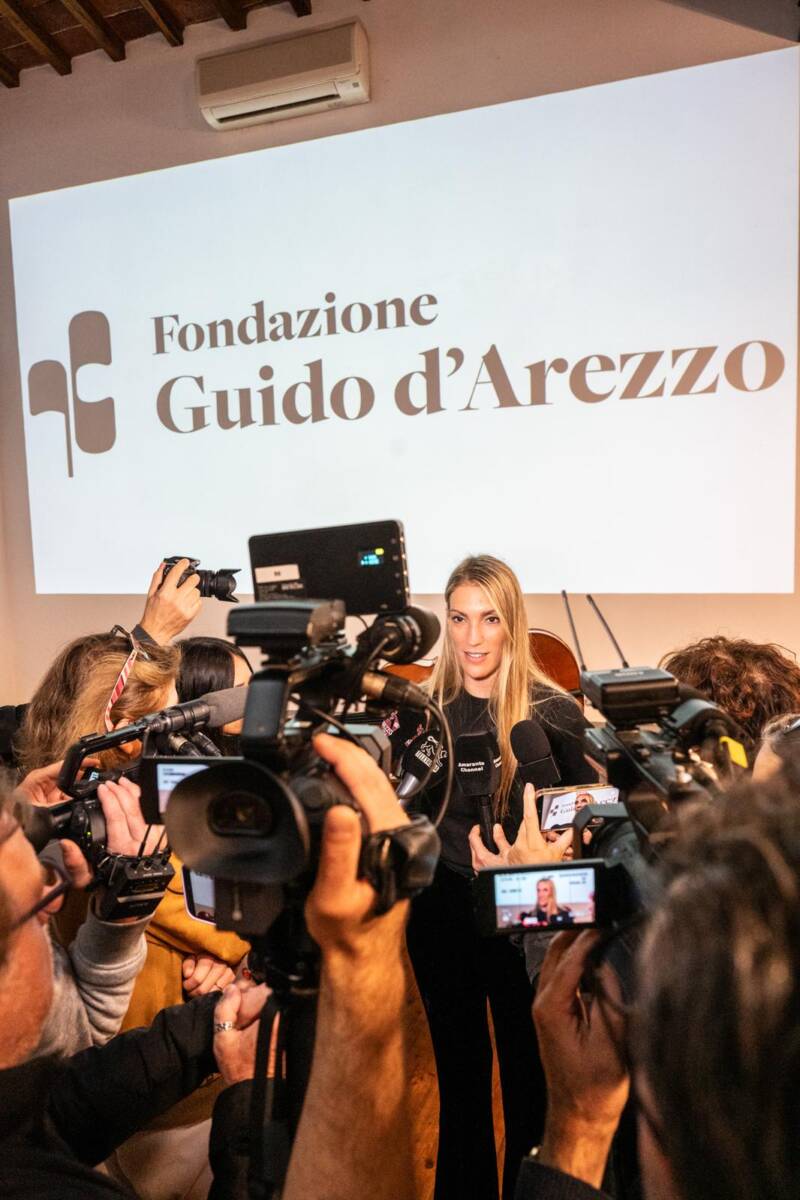 Natalie Dentini durante la conferenza stampa della Fondazione Guido d’Arezzo