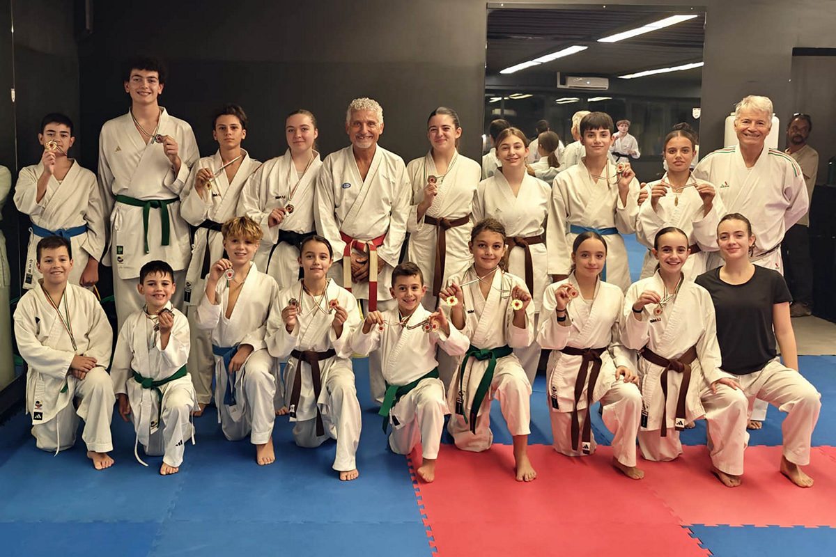 AKA - Trofeo Sakura 2026 Atleti e maestri dell’AKA Team Karate di Arezzo con le medaglie conquistate al Trofeo Sakura 2026 a Piombino