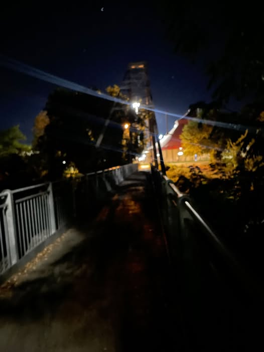 Arezzo-ponte-teatro-tenda-buio-claudio-p Arezzo, ponte pedonale del Teatro Tenda con scarsa illuminazione nelle ore serali. Foto di Claudio P.